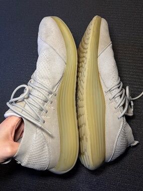 Lane Eight training sneakers in clean light grey color. Size US 12.5 / EU 46.5